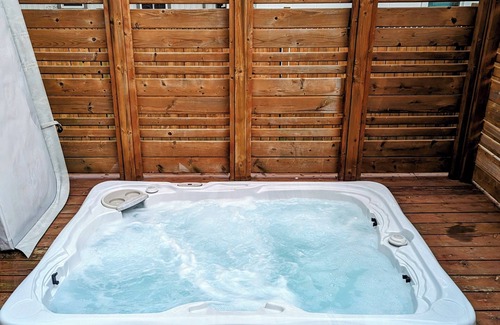 Levergood Beach House | Cozy cottage steps from beautiful Lake Erie w/Hot tub. Wine, dine and unwind!