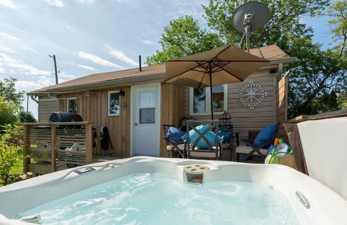 Selkirk Cottage | Cozy Cottage, steps to beach + Hot Tub - Lake Erie Couple or Family Getaway