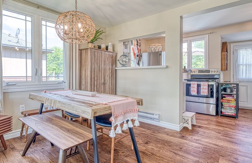 Selkirk Cottage | Cozy Cottage, steps to beach + Hot Tub - Lake Erie Couple or Family Getaway