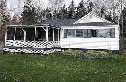Malagash Cottage | Cozy cottage steps to Fisherman’s wharf. 5 min to Blue Sea Beach