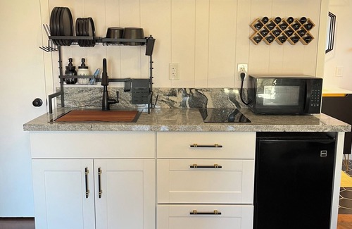 Lake Montezuma Apartment | Cozy cottage studio in adorable Lake Montezuma with WiFi, AC, indoor fireplace