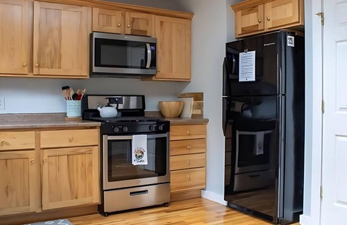 Harbert House | Cozy Cottage: Summer Getaway & Evenings by the Fire