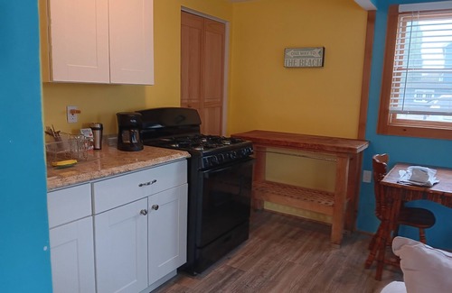 Avon Cottage | Cozy cottage summer rental one block to beach in Bay Head