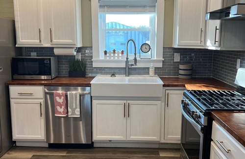 Monclova House | Cozy cottage that allows for pets, the experience of outdoors, and the big city!