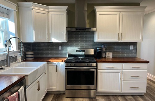 Monclova House | Cozy cottage that allows for pets, the experience of outdoors, and the big city!