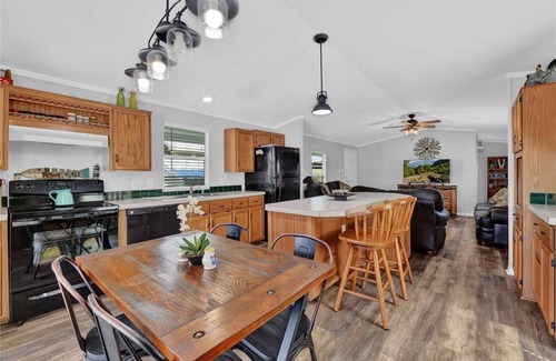 Pointblank House | Cozy Cottage to Tele-commute or Vacation with slip and kayaks included