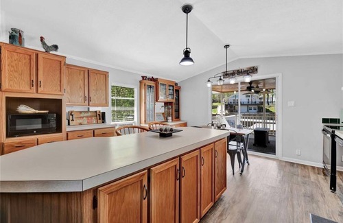 Pointblank House | Cozy Cottage to Tele-commute or Vacation with slip and kayaks included