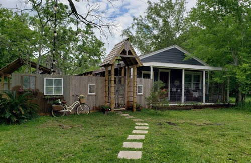 Dickinson House | Cozy Cottage Two-bedroom w/Screened Back Porch - Spacious & Charming!