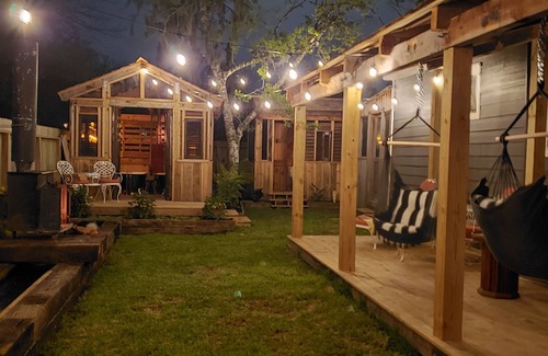 Dickinson House | Cozy Cottage Two-bedroom w/Screened Back Porch - Spacious & Charming!