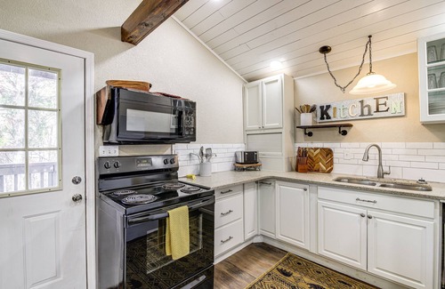 Kodak Cottage | Cozy Cottage w/Pool Btwn Knoxville & Pigeon Forge