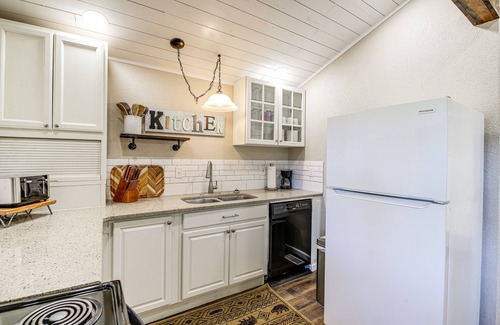 Kodak Cottage | Cozy Cottage w/Pool Btwn Knoxville & Pigeon Forge