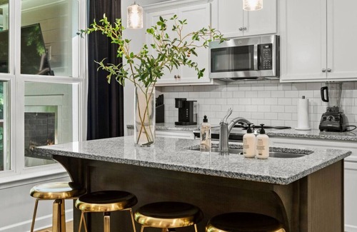 Tullahoma House | Cozy Cottage w/3king Beds,Tesla Charger, Marina Access