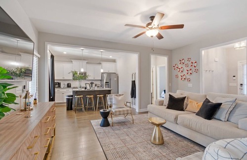 Tullahoma House | Cozy Cottage w/3king Beds,Tesla Charger, Marina Access
