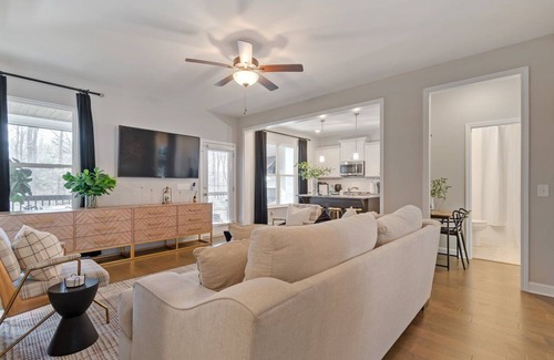 Tullahoma House | Cozy Cottage w/3king Beds,Tesla Charger, Marina Access