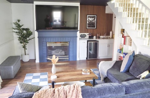 La Salle House | Cozy Cottage w/Hot Tub, 75" TV, Games, Kitchen