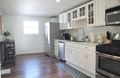 La Salle House | Cozy Cottage w/Hot Tub, 75" TV, Games, Kitchen