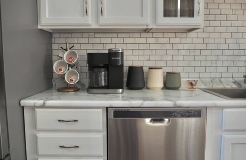 La Salle House | Cozy Cottage w/Hot Tub, 75" TV, Games, Kitchen
