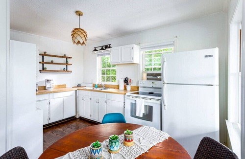 Front Royal House | Cozy Cottage w Hot Tub, Fire Pit, WiFi & Sunroom!