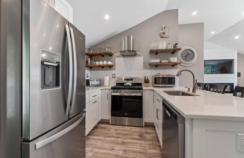 Newburgh House | Cozy cottage w/hot tub, game room & backyard. Close to West Point and Bethel.
