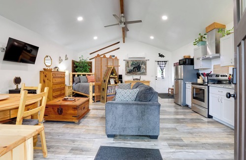 Placerville Apartment | Cozy Cottage w/Park Pass, 1 Mi to Jenkinson Lake!