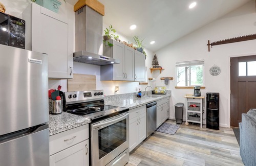 Placerville Apartment | Cozy Cottage w/Park Pass, 1 Mi to Jenkinson Lake!