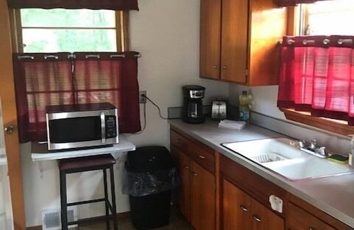 Geneva-on-the-Lake Cottage | Cozy Cottage w/Patio, Large Backyard, Close to Lake, Township Park & the Strip!