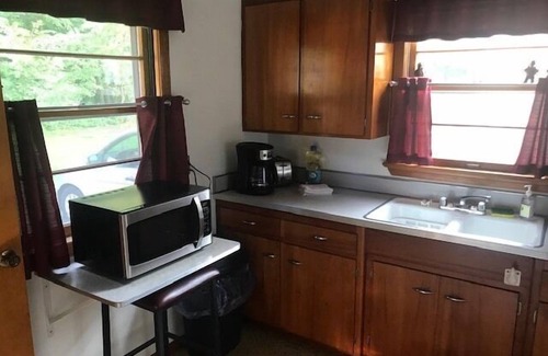 Geneva-on-the-Lake Cottage | Cozy Cottage w/Patio, Large Backyard, Close to Lake, Township Park & the Strip!
