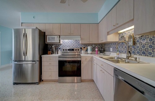 Anna Maria Cottage | Cozy Cottage w private Beach Access, AC&WiFi - NorthEnd AMI. No hurricane damage