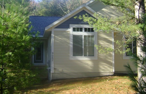Pentwater House | Cozy Cottage w/Wifi-and private Lake Michigan beach access