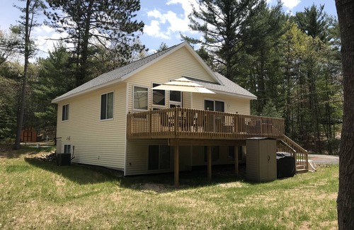 Pentwater House | Cozy Cottage w/Wifi-and private Lake Michigan beach access