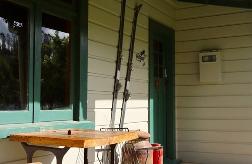 Raurimu House | Cozy Cottage w/Wood Fired Hot Tub. Pet Friendly.