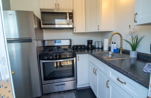 College East House | Cozy Cottage - Walk to SDSU - Laundry - Central