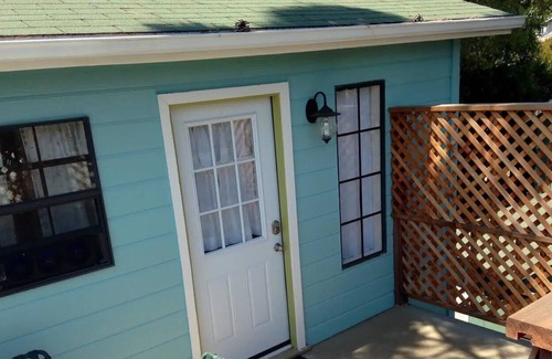 Oak Park Cottage | Cozy Cottage/Walk Downtown/Bikes/Deck/Full Kitchen