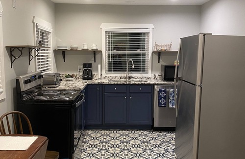Greeneville House | Cozy Cottage walking distance to Downtown!