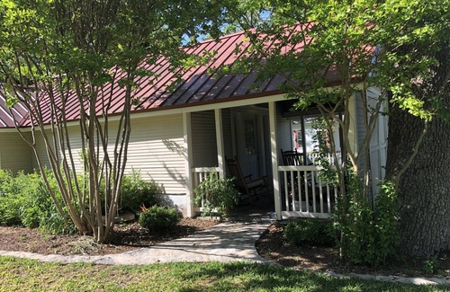 Hamilton House | Cozy cottage walking distance to historic Hamilton, Tx, downtown square.