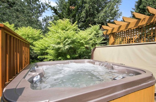 Lindell Beach Cottage | Cozy cottage with private hot tub!