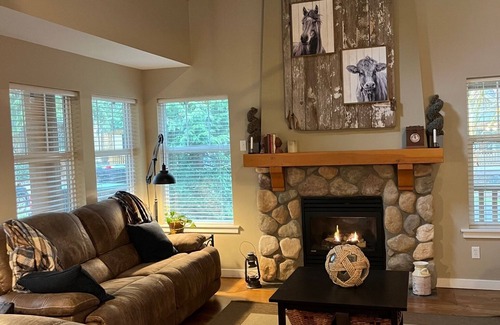 Lindell Beach Cottage | Cozy Cottage with Resort Inspired Amenitiesnn