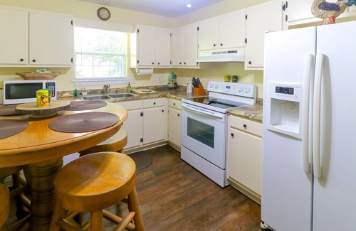 Helen Cottage | Cozy cottage with central AC, grill, fireplace, washer/dryer, & WiFi