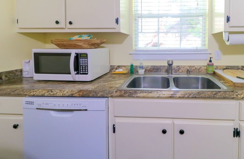 Helen Cottage | Cozy cottage with central AC, grill, fireplace, washer/dryer, & WiFi