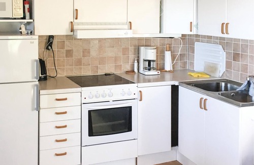 Vanersborg Municipality House | Cozy cottage with covered terrace.