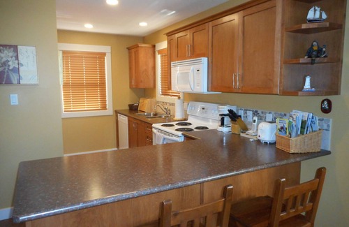 Regional District of Nanaimo Cottage | Cozy Cottage with deck & BBQ, short walk Rathtrevor Beach.