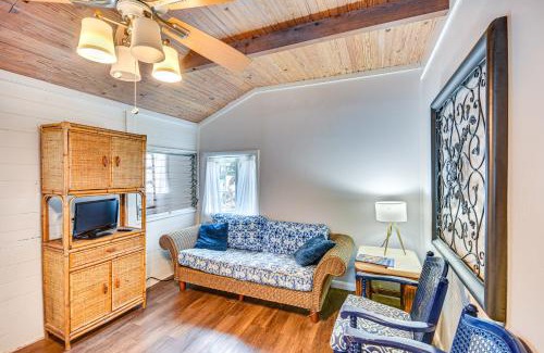 Versailles House | Cozy Cottage with Deck Walk to Lake of the Ozarks!