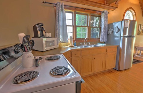 Millersburg Cottage | Cozy Cottage With Fireplace, Seasonal Pool/Hot Tub