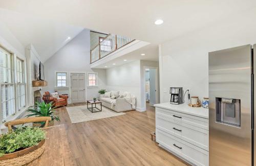 Estill Springs House | Cozy Cottage with Fireplace and Private Yard