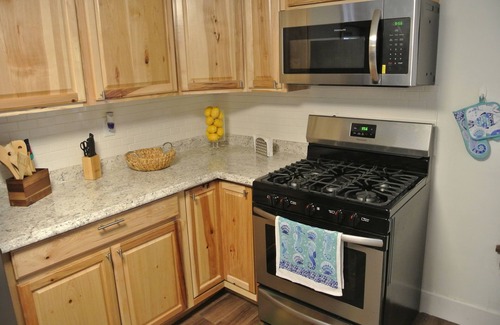 Two Rivers Cottage | Cozy cottage with lakeviews, steps from Waverly Inn.