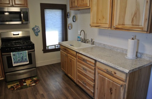 Two Rivers Cottage | Cozy cottage with lakeviews, steps from Waverly Inn.