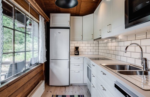Knared Ski Chalet | Cozy cottage with proximity to fishing | SE02005