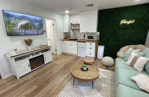 Lake Mary Cottage | Cozy Cottage with queen bed & nearby pickleball courts