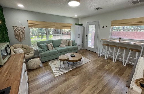 Lake Mary Cottage | Cozy Cottage with queen bed & nearby pickleball courts