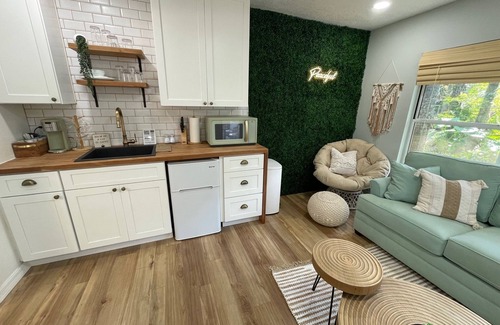 Lake Mary Cottage | Cozy Cottage with queen bed & nearby pickleball courts